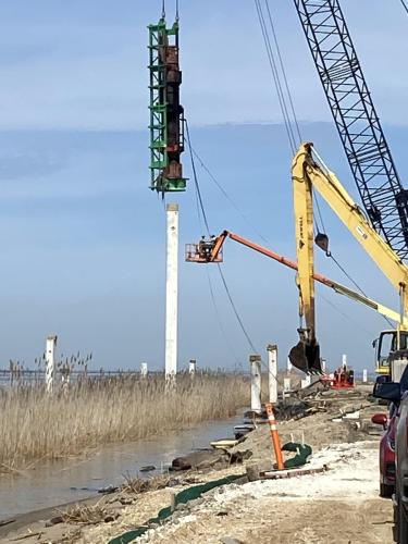 4-9-24-Prepping-to-use-a-vibratory-hammer-to-install-a-concrete-pile-for-Parcel-B1-wharf-as-part-of-the-Test-Pile-Program